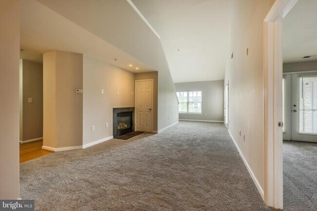 Building Photo - 6600 Lake Park Dr