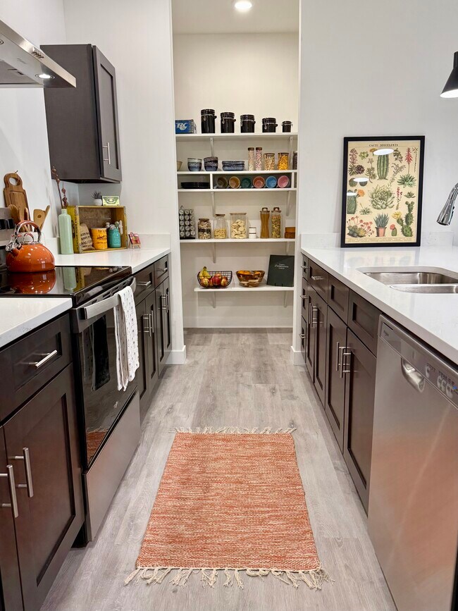 Despensa enorme - Point Gardens Apartments