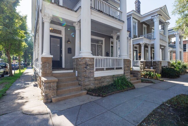 Building Photo - 2204-2204 Bull St
