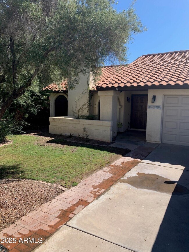 Foto del edificio - 435 E Larkspur Ln