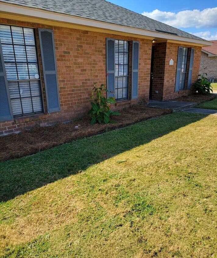 Foto principal - AVAILABLE NOW! Lawn Service is INCLUDED in...
