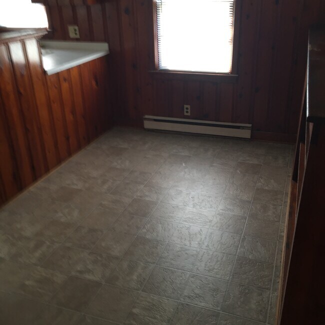 202 Dining area - 202 Bartlett Ave