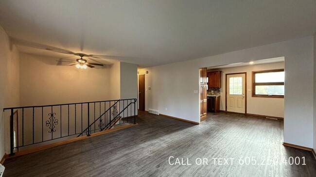 Building Photo - 4 bed 2 bath Newly Remodeled Home with att...