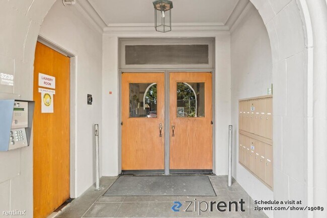 Building Photo - 3 br, 1 bath Condo - 3239 Kempton Avenue, ...