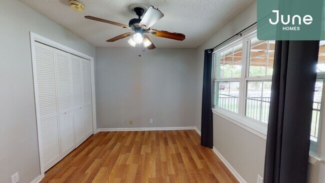 Building Photo - ROOM ONLY in 4-bed/2.0-bath Home