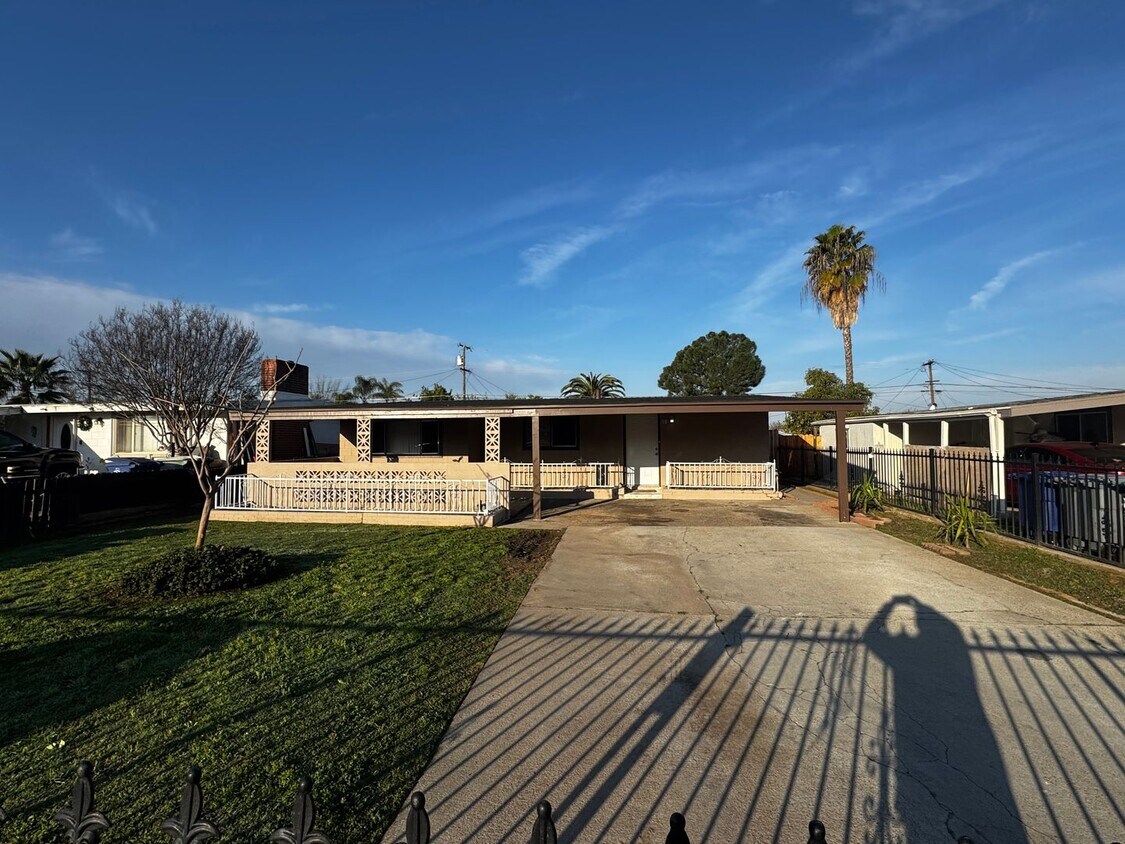 Primary Photo - COZY HOME! APPLY NOW!