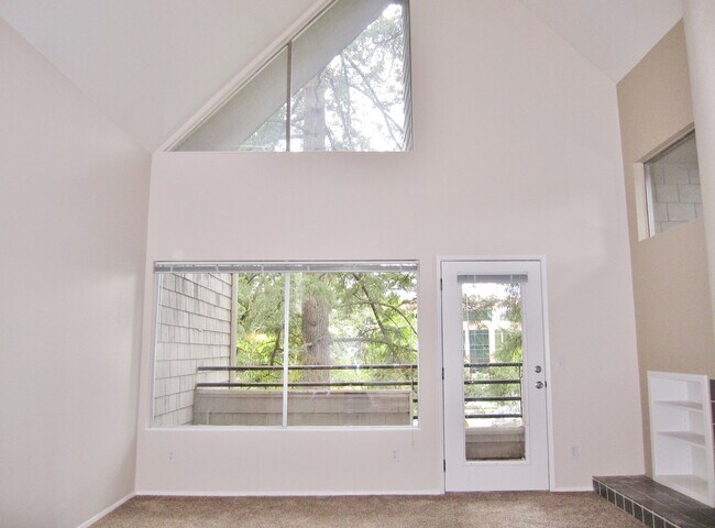 Building Photo - Spacious Lake Oswego 2Bdr w/Fireplace, Dishwasher, W/D, & Balcony!