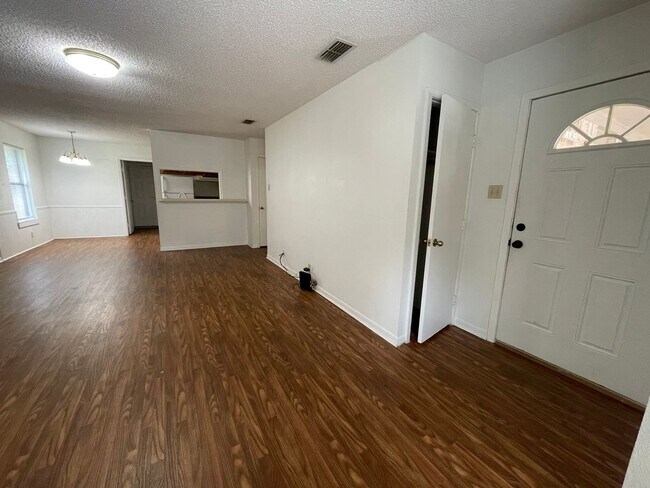 Building Photo - 2-bed/2-bath in a great location!