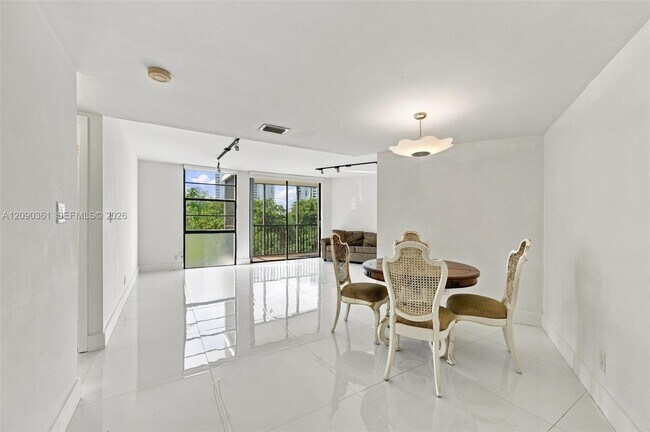 Foto del edificio - 3475 N Country Club Dr