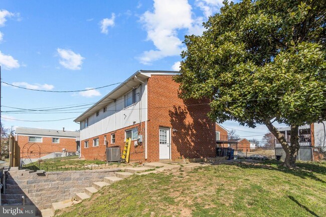 Building Photo - 208 45th St NE