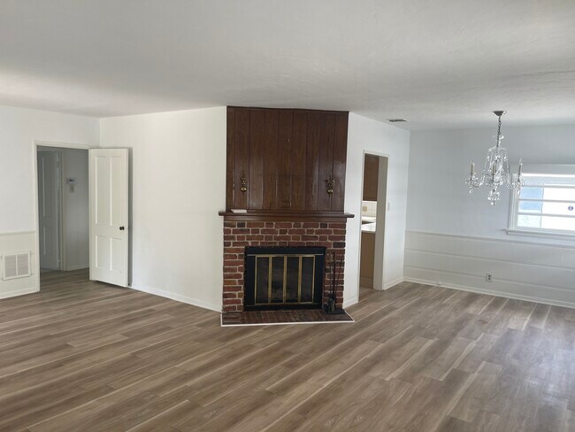 Building Photo - 4219 W Hood Ave