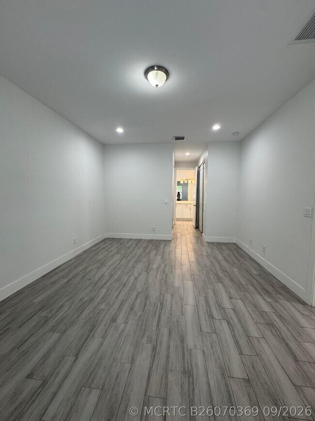 Building Photo - 1031 Mango Dr