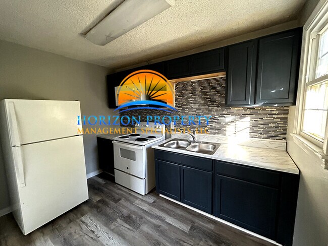 Building Photo - 912 Linwood Dr NW