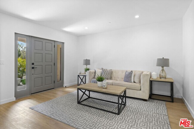 Foto del edificio - 8125 1/2 Blackburn Ave