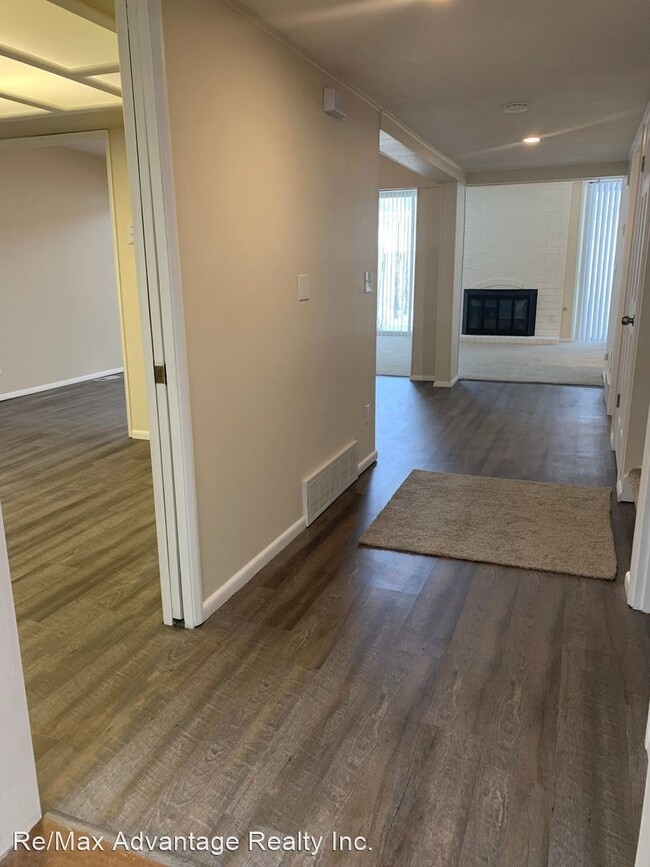 Building Photo - 3 br, 2.5 bath House - 14415 Club Villa Dr...