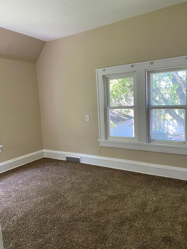 Foto del edificio - Charming 2 Bedroom Upper-Level Duplex on B...