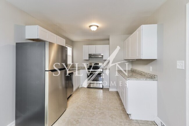 Building Photo - Enjoy the coziness of this quaint home!