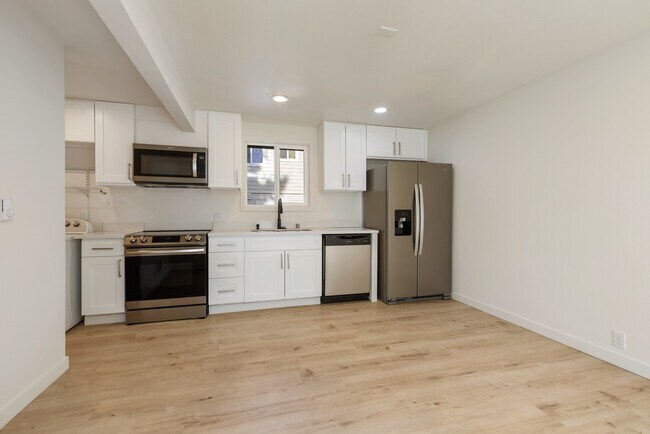 Foto del edificio - Newly Renovated 1 Bedroom in Quiet Pinehur...
