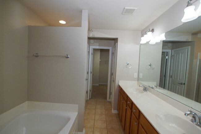 Building Photo - 2105 Corwith Dr