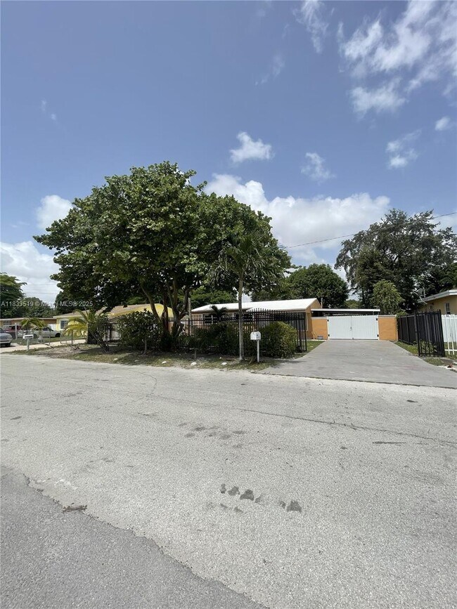 Building Photo - 10500 NW 28th Ct