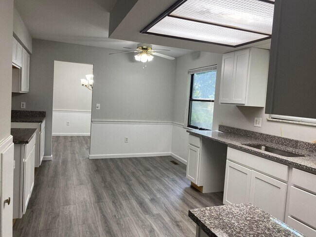 Foto del edificio - 669 W Main St