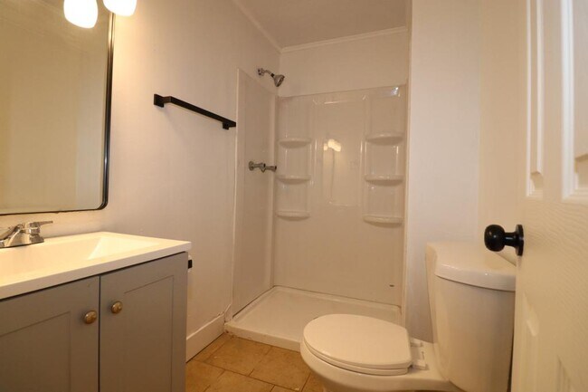 Building Photo - 21 Larue St