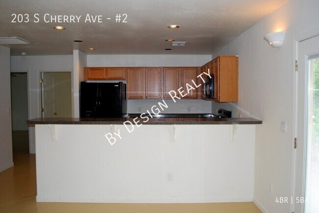 Building Photo - 4 Bed 5 Bath - Walk to University of Arizona