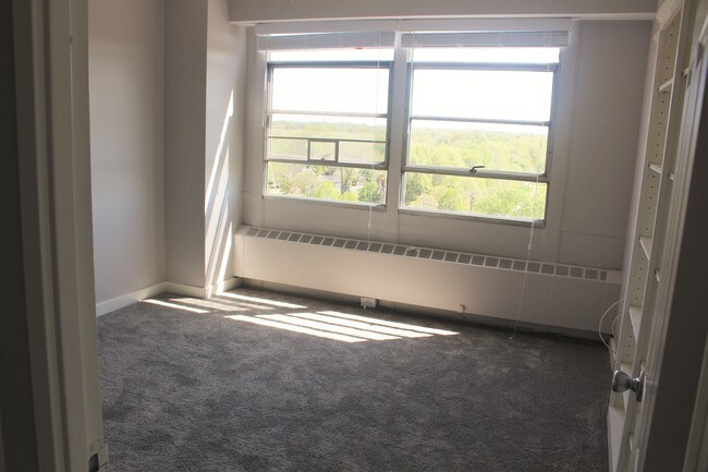 2nd bedroom - 333 W Meyer Blvd