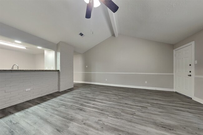 Foto del edificio - 12015 Woolford Dr