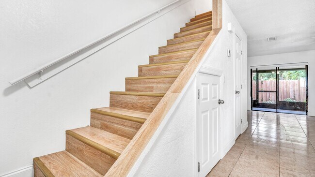Foto del edificio - Spacious 1-bedroom, 1.5-bath, two-story Ki...