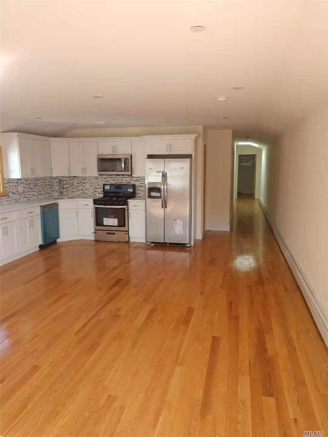 Foto del edificio - 215-17 Hollis Ave