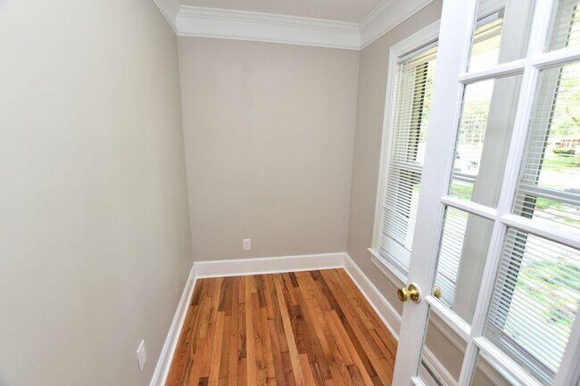 Foto del edificio - 836 Burton St