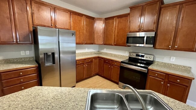 Building Photo - Updated Townhome with Garage & Screened in...