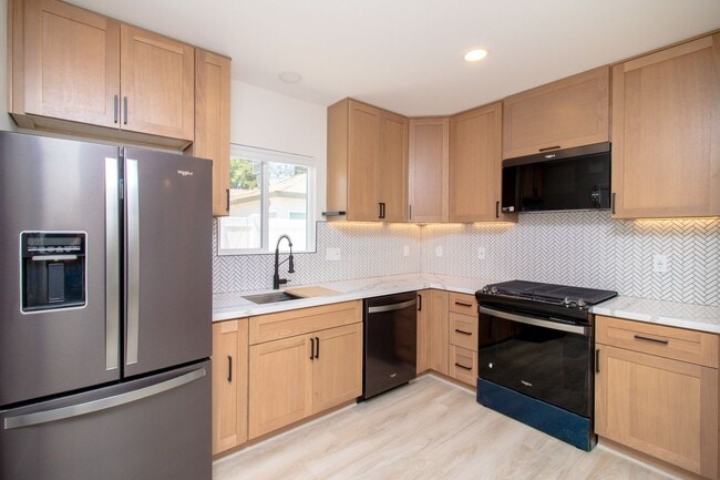 Building Photo - Beautifully New Built 2 Bed/2 Bath Home In...