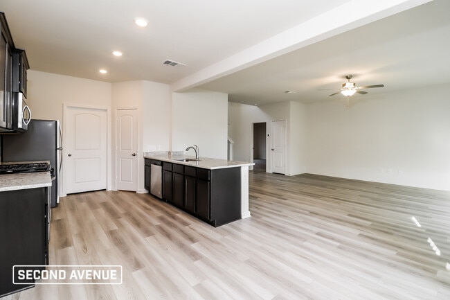 Building Photo - 518 Bennie