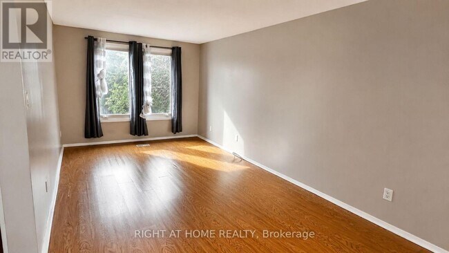 Photo du bâtiment - 569 Hayward Crescent