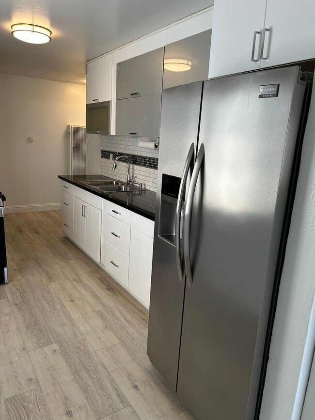 Foto del edificio - Spacious Upstairs Two Bedroom Apartment in...