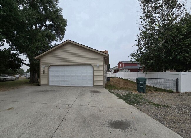 Foto del edificio - 1317 Mirror Lake Ln