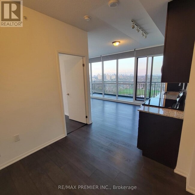 Photo du bâtiment - 830-1830 Lawrence Ave W