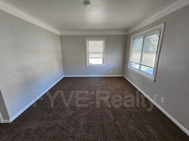 Building Photo - 4106 E 153rd St