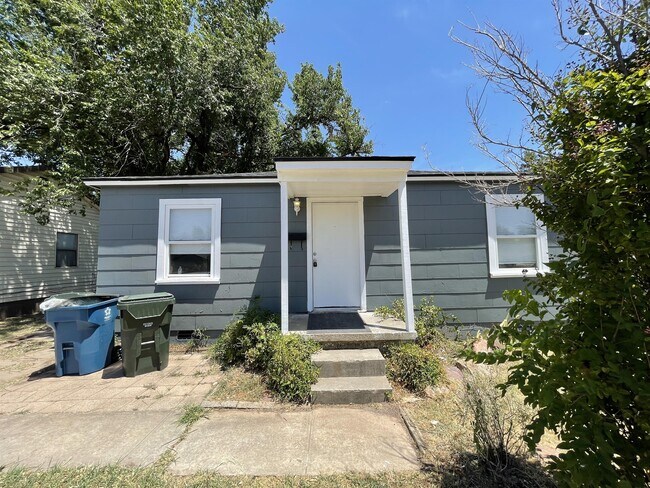 Building Photo - 1104 Sandra Dr