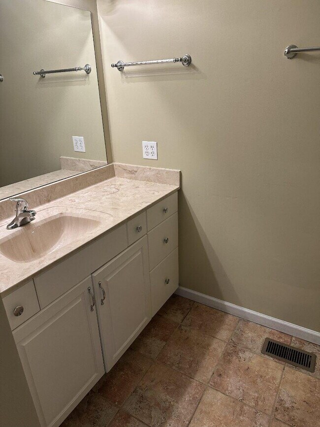 Foto del edificio - "Charming 3-Bedroom, 2-Bath in Paris, TN –...