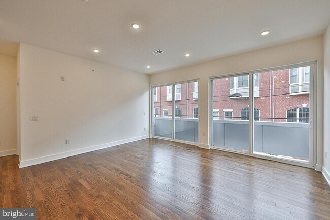 Building Photo - 1003 N Bodine St