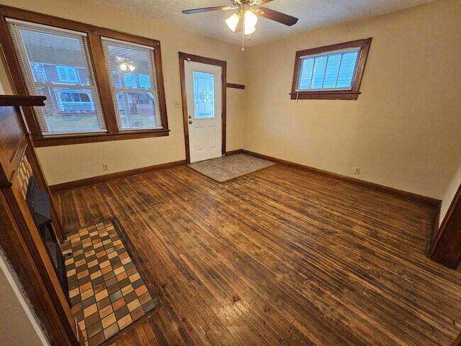 Building Photo - 1204 Oakwood Ave