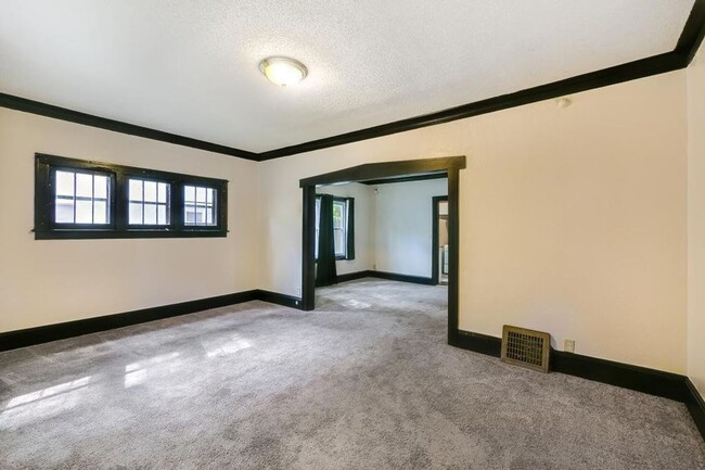 Building Photo - 3015 N Girard Ave