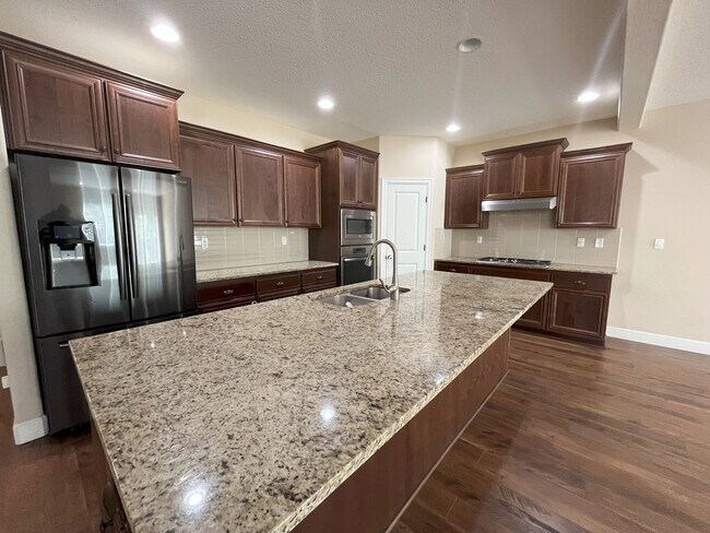 Building Photo - Expansive 3-Bedroom, 3-Bathroom Home with ...