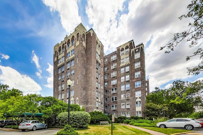 Building Photo - Elegant 2 Bedroom/ 2 Bath Unit in Westches...