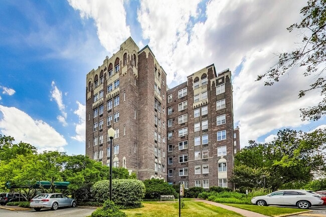 Building Photo - Elegant 2 Bedroom/ 2 Bath Unit in Westchester Cooperative - All Utilities Included!