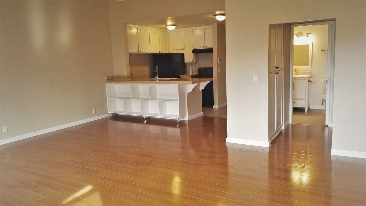 Foto principal - Spacious Studio Condo in Valley Village