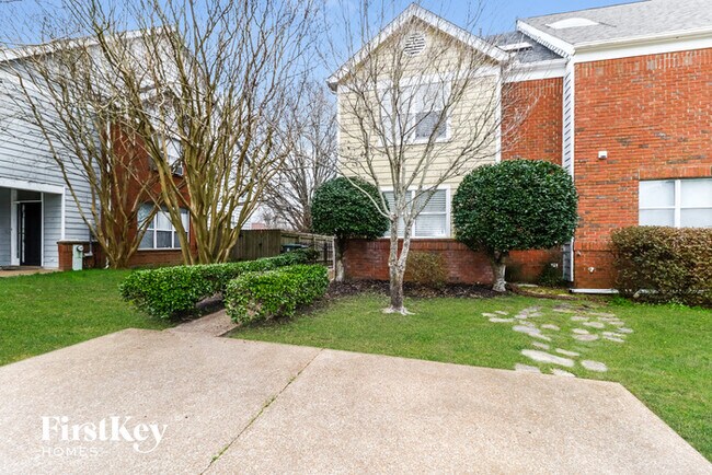 Building Photo - 700 Walnut Woods Cove S